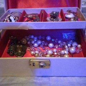 Antique Jewlry Box With Jewlry